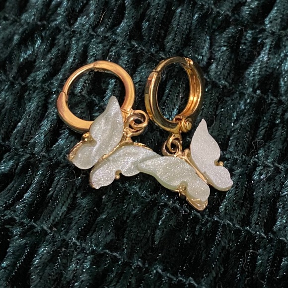 Chvker Dainty Pearl Mint Butterfly Huggie Earrings - Picture 7 of 7